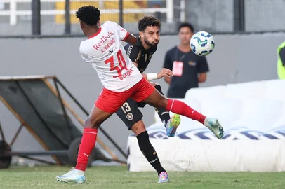 Alex Telles. Red Bull Bragantino x Botafogo pelo Campeonato Brasileiro no Estadio Nilabi abi Chedid. 12 de Abril de 2025, Braganca Paulista, SP, Brasil. Foto: Vitor Silva/Botafogo.