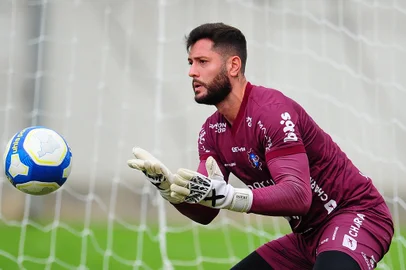 CAXIAS DO SUL, RS, BRASIL, 25/04/2024. Treino do Caxias no CT Baixada Rubra Vanderlei Bersaghi. SER Caxias está disputando a série C do Campeonato Brasileiro 2024. Na foto, Na foto, goleiro Thiago Coelho. (Porthus Junior/Agência RBS)Indexador:                                 <!-- NICAID(15745442) -->