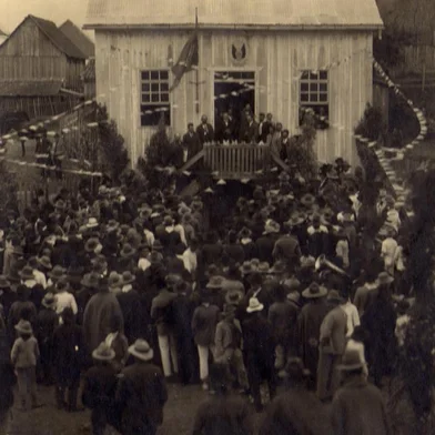 Retratos Antigos. Memória 112. Na foto, população de São Marcos festeja anexação do distrito a Caxias do Sul, em  14 de julho de 1921. População festeja anexação. <!-- NICAID(8457214) -->