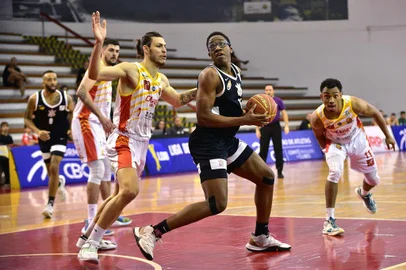 O Caxias do Sul Basquete/Recreio da Juventude adiou sua classificação na Liga de Desenvolvimento (LDB). O Caxias dependia de uma vitória diante do Corinthians, ontem, além de alguns resultados paralelos. No entanto, perdeu o confronto por 78 a 74.<!-- NICAID(15490897) -->