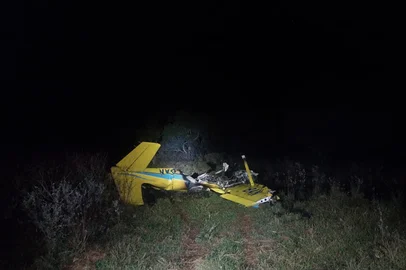 Quatro pessoas morreram, sendo uma delas um dos maiores arquitetos do mundo, na queda de um avião de pequeno porte que caiu na zona rural de Aquidauana, no Pantanal de Mato Grosso do Sul, na noite de terça-feira (23). Foto: Polícia Civil-MS/Divulgação<!-- NICAID(16131485) -->