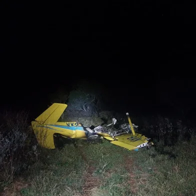 Quatro pessoas morreram, sendo uma delas um dos maiores arquitetos do mundo, na queda de um avião de pequeno porte que caiu na zona rural de Aquidauana, no Pantanal de Mato Grosso do Sul, na noite de terça-feira (23). Foto: Polícia Civil-MS/Divulgação<!-- NICAID(16131485) -->