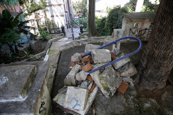 Pedras da mureta se acumulam com resto de lixeira que também foi derrubada no acidente