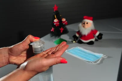CAXIAS DO SUL, RS, BRASIL, 20/12/2021. Com a proximidade do Natal e Ano Novo cresce a expectativa para se reunir com familiares e amigos para celebrar. Mesmo que cenário seja mais tranquilo com o avanço da vacinação, principalmente, se comparado a 2020, a união de grupo de pessoas favorece a disseminação do coronavírus. Diante disso, especialistas da Serra orientam a manter cuidados para evitar o contágio. No ano passado, os festejos à beira-mar foram suspensos e a população foi orientada a evitar ao máximo aglomerações. Em 2021, as recomendações é optar por festas ao ar livre, mas restrita a familiares ou pequenos grupos, e mantendo os protocolos sanitários. (Porthus Junior/Agência RBS)<!-- NICAID(14972615) -->
