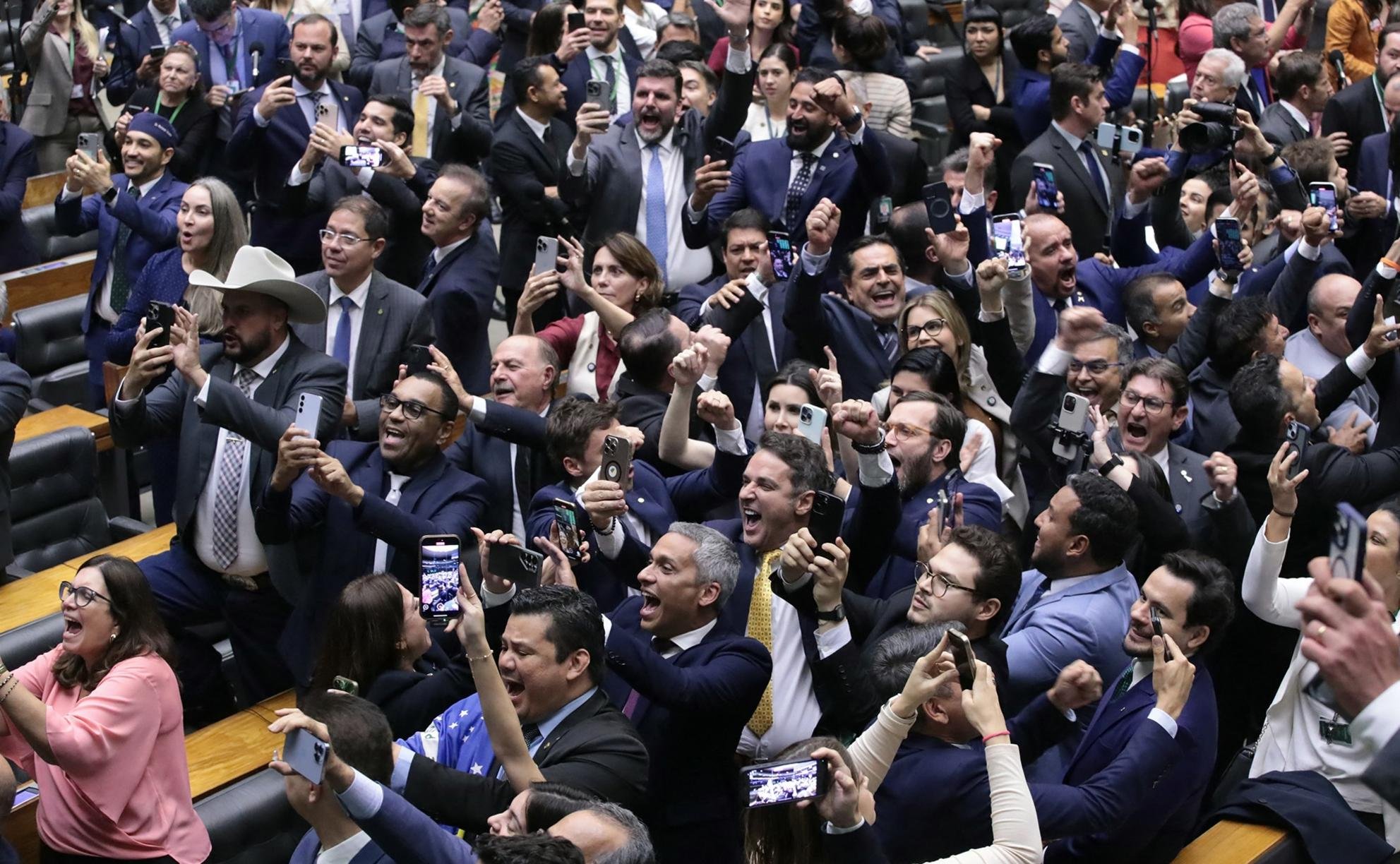 Entre a toga, o parlamento e a facção | GZH