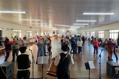 No próximo domingo (2 de julho), às 15h, o projeto Forqueta Cultural chega à Capela Santos Anjos.Música e gastronomia são a marca do Filó Comunitário que tem a animação dos grupos Náni e Felice Personne.Também será exibido o episódio sobre a comunidade da série de vídeos "As Capelas de Forqueta".A programação é gratuita, aberta à comunidade. Seguem release e algumas fotos.<!-- NICAID(15466095) -->