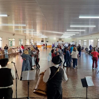 No próximo domingo (2 de julho), às 15h, o projeto Forqueta Cultural chega à Capela Santos Anjos.Música e gastronomia são a marca do Filó Comunitário que tem a animação dos grupos Náni e Felice Personne.Também será exibido o episódio sobre a comunidade da série de vídeos "As Capelas de Forqueta".A programação é gratuita, aberta à comunidade. Seguem release e algumas fotos.<!-- NICAID(15466095) -->