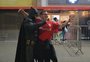 Quem é o Batman colorado, torcedor que se fantasia para os jogos do Inter no Beira-Rio