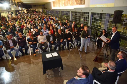 O prefeito Adiló Didomenico (PSDB) anunciou na noite de ontem mais 31 áreas públicas que serão contempladas com a regularização fundiária por meio do programa municipal Esse Terreno é Meu. Com a nova etapa do programa, a prefeitura estima atingir uma área de 625 mil metros quadrados, beneficiando 4,2 mil famílias com a regularização de 2.347 lotes do município.Entre as 31 áreas contempladas, algumas são públicas, ocupadas ao longo dos anos pela população, e outras terão a regularização por conta de ação judicial do Ministério Público (MP), que obriga a prefeitura a promover a regularização de alguns núcleos. As áreas irregulares estão no perímetro urbano de Caxias do Sul e dentro da área urbana dos distritos de Fazenda Souza, Vila Cristina e Vila Seca. A abertura do processo licitatório por parte da prefeitura visa a contratação de uma empresa, que será responsável pela elaboração de levantamentos topográfico e ambiental para obter a regularização fundiária das áreas anunciadas. A licitação custará R$ 2 milhões ao município e o valor será retirado do Fundo Municipal de Regularização Fundiária. Conforme dados da prefeitura, cerca de 600 áreas de Caxias do Sul estão irregulares, representando de 80 mil a 100 mil famílias nesta situação.<!-- NICAID(15071853) -->