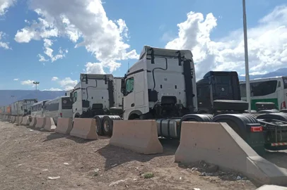 Exigências sanitárias deixam caminhoneiros da Serra retidos na fronteira da Argentina com o Chile<!-- NICAID(15007892) -->