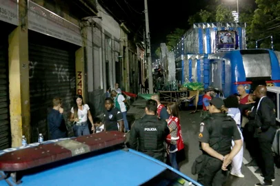 Menina fica em estado grave após acidente com carro alegórico no RioRJ - CARNAVAL 2022/RIO/CARRO ALEGÓRIO/ACIDENTE/CRIANÇA - GERAL - Policiais próximos ao carro alegórico envolvido em um acidente ocorrido no     Sambódromo da Marquês de Sapucaí, no centro do Rio de Janeiro, na noite da quarta-  feira (20). Uma menina de 11 anos ficou gravemente ferida após se envolver no   acidente com um carro alegórico da escola de samba Em Cima da Hora. Em nota, a   Secretaria Municipal de Saúde comunicou que a criança passou por uma cirurgia na   madrugada desta quinta-feira, 21, e que o estado de saúde é considerado grave. A   vítima sofreu lesões severas nas pernas.   21/04/2022 - Foto: JOAO GABRIEL ALVES/ENQUADRAR/ESTADÃO CONTEÚDOEditoria: GERALLocal: APERIBEIndexador: JOAO GABRIEL ALVESFonte: Agencia EnquadrarFotógrafo: ENQUADRAR<!-- NICAID(15074814) -->