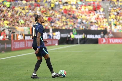 Brazil v Egypt - International FriendlyCLEVELAND, OHIO - JUNE 06: Raphinha of Brazil controls the ball during the international friendly match between Brazil and Egypt at Huntington Bank Field on June 06, 2026 in Cleveland, Ohio.   Kirk Irwin/Getty Images/AFP (Photo by Kirk Irwin / GETTY IMAGES NORTH AMERICA / Getty Images via AFP)Editoria: SPOLocal: ClevelandIndexador: KIRK IRWINSecao: soccerFonte: GETTY IMAGES NORTH AMERICAFotógrafo: CONTRIBUTOR<!-- NICAID(16301105) -->