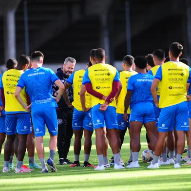 CAXIAS DO SUL, RS, BRASIL, 22/03/2024. Treino do Caxias no CT Baixada Rubra Vanderlei Bersaghi. SER Caxias está se preparando para o jogo da volta das semifinais do Campeonato Gaúcho (Gauchão 2024). Na foto, Na foto, técnico Argel Fuchs (C). (Porthus Junior/Agência RBS)<!-- NICAID(15714040) -->