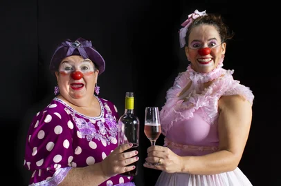 Sesc Farroupilha promove apresentação teatral gratuita na “Jornada da Mulher”“As Phynas em Fenabephy” aborda temas do universo feminino com muito bom humorO espetáculo teatral “As Phynas em Fenabephy” será apresentado na sede do Sindilojas em Farroupilha (Rua Nataly Valentini, 75) no dia 13 de março. Em uma promoção do Sesc Farroupilha, o espetáculo tem início às 19h e entrada gratuita. Ele integra a programação da “Jornada da Mulher”, iniciativa da Prefeitura Municipal de Farroupilha e do Conselho Municipal dos Direitos da Mulher que visa evidenciar a força e a importância da representatividade feminina na sociedade, em alusão ao Dia Internacional da Mulher.<!-- NICAID(15363012) -->