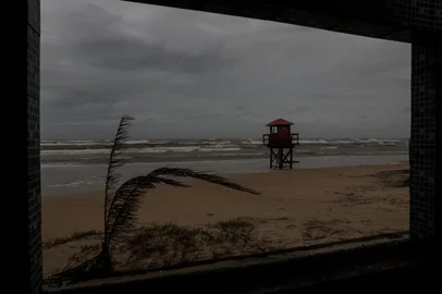 CIDREIRA, RS, BRASIL - 26/09/2023 - Ciclone extratropucal provoca mar com ressaca, vento forte e alagamentos em cidades do litoral norte. FOTO: JONATHAN HECKLER, AGÊNCIA RBS<!-- NICAID(15551245) -->
