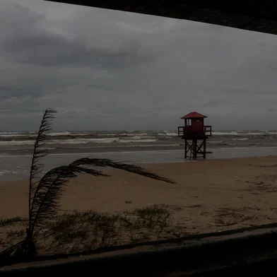 CIDREIRA, RS, BRASIL - 26/09/2023 - Ciclone extratropucal provoca mar com ressaca, vento forte e alagamentos em cidades do litoral norte. FOTO: JONATHAN HECKLER, AGÊNCIA RBS<!-- NICAID(15551245) -->
