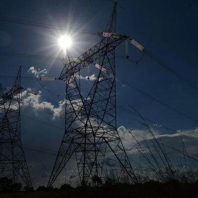Linhas transmissão de energia elétrica<!-- NICAID(11648377) -->