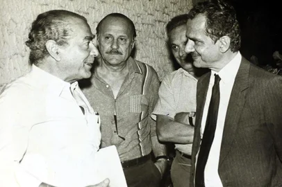 Caxias do Sul, RS, Brasil (29/06/2014) Brizola em Caxias do Sul. Leonel de Moura Brizola,  líder trabalhista com seus partidários caxienses. Nafoto, Brizola com Darwin Corsetti e Pedro Simon em 1985. Memória 014.<!-- NICAID(10626609) -->