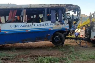 Ônibus da UFSM que caiu em barranco matando sete pessoas e ferindo 26 está em depósito para ser periciado