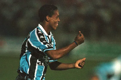 Ronaldinho na partida que o Grêmio derrotou o União por 4 x 0, em Rondópolis.#PÁGINA:65#ENVELOPE: FD.#EDIÇÃO: 2ª<!-- NICAID(625399) -->