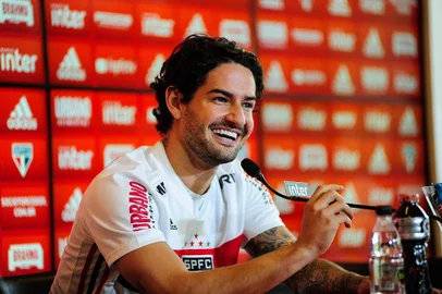 São Paulo (SP), 29/03/2019 - FUTEBOL-SAO PAULO - O jogador Alexandre Pato é apresentado no São Paulo Fc como novo reforço para temporada 2019, no CT da Barra Funda, zona oeste de São Paulo, na tarde desta sexta-feira, 29. (Foto: Renato Gizzi/Photo Premium/Folhapress)