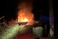 Um incêndio de grandes proporções atingiu na madrugada desta quarta-feira (30) uma edificação localizada no condomínio residencial Aspen Mountain, em Gramado. As chamas tiveram início por volta das 5h15min e se concentraram no segundo piso do imóvel, uma área comum do condomínio.<!-- NICAID(16090566) -->
