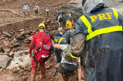 Sobreviventes de desmoronamento da BR-470, em Veranópolis, começam a ser resgatados de helicóptero e por terra<!-- NICAID(15753499) -->