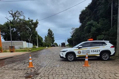 Um homem foi encontrado morto por volta das 6h da manhã deste sábado (9) em Nova Prata. De acordo com a Brigada Militar (BM), o corpo estava na Rua Independência, no bairro Basalto. A identidade não foi divulgada. Conforme descrito pela comunicação social da 3ª Companhia de Nova Prata, o corpo estava "no meio da via". Além disso, havia "um cenário de violência". <!-- NICAID(16281931) -->