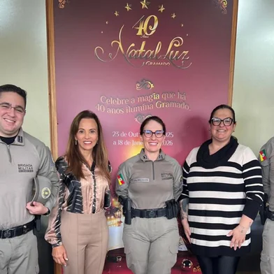 Em uma reunião da entidade, Rosa Helena Volk, e a gerente de Eventos da Gramadotur, Milla Fisch, a major Claudia Maldaner, o capitão Luiz Fernando Pereira Bastos e o tenente Gabriel Richter, do 1° Batalhão de Policiamento em Áreas Turísticas (1° BPAT), fizeram os alinhamentos referentes ao plano de segurança do evento.<!-- NICAID(16155449) -->