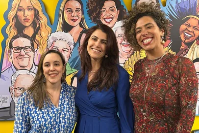 Paula Coradi, presidente nacional do PSOL (à esq.); Manuela d'Ávila, e Talíria Petrone, deputada federal (RJ) e líder do PSOL na Câmara dos Deputados, durante encontro em Brasília no 1º de outubro de 2025<!-- NICAID(16145583) -->