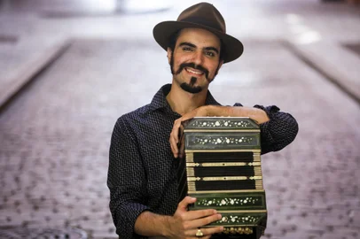 PORTO ALEGRE, RS, BRASIL, 30-12-2020: Músico Fernando Ávila com seu bandoneon na Casa de Cultura Mario Quintana, Centro Histórico. Uma peça do instrumentista é a primeira do Brasil a ser tocada no maior festival de acordeon do mundo. (Foto: Mateus Bruxel / Agencia RBS)Indexador: Mateus Bruxel<!-- NICAID(14680004) -->