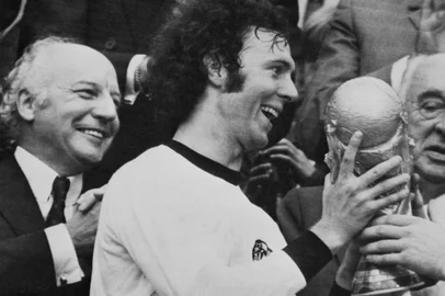 (FILES) West German captain Franz Beckenbauer holds the trophee after his team's victory at the World cup soccer final "West Germany - Holland" at Olympic Stadium in Munich on July 07, 1974. Franz Beckenbauer died aged 78 the German football association announced on January 8, 2024. (Photo by AFP)Editoria: SPOLocal: MunichIndexador: -Secao: soccerFonte: AFPFotógrafo: STR<!-- NICAID(15644293) -->