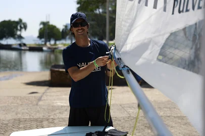 Porto Alegre, RS, Brasil – Regatas do Campeonato Centro Sul Americano da classe ILCA movimentam o Guaíba, em frente ao clube Veleiros do Sul, reunindo velejadores de diversos países da América Latina em uma das principais competições continentais da vela.<!-- NICAID(16238766) -->