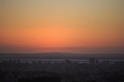 PORTO ALEGRE, RS, BRASIL - Fotos de pôr-do-sol na capital. Foto: Jefferson Botega / Agencia RBSIndexador: Jeff Botega<!-- NICAID(15049588) -->