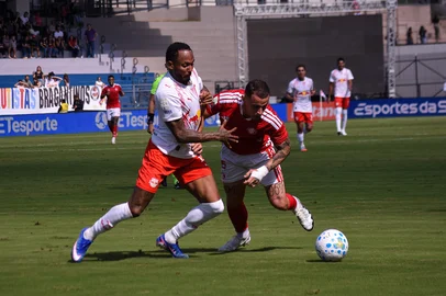 BRAGANTINO X INTERNACIONALSP - BRAGANTINO/INTERNACIONAL - ESPORTES - Partida entre Red Bull Bragantino x Internacional realizada no Estádio Municipal Cicero de Souza Marques em Bragança Paulista/SP, pelo Campeonato Brasileiro 2026, neste domingo (31). 31/05/2026 - Foto: RAFAEL MOREIRA/FOTOARENA/FOTOARENA/ESTADÃO CONTEÚDOEditoria: ESPORTESLocal: BRAGANÇA PAULISTAIndexador: RAFAEL MOREIRAFonte: 2954296Fotógrafo: FOTOARENA<!-- NICAID(16297132) -->