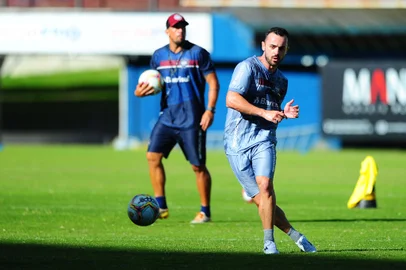 CAXIAS DO SUL, RS, BRASIL, 17/02/2021. Treino do Caxias no estádio Centenário. O Caxias se prepara para a temporada 2021. Na foto, lateral Eduardo Diniz. (Porthus Junior/Agência RBS)Indexador: Porthus Junior                  <!-- NICAID(14716882) -->