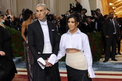 Kourtney Kardashian e o namorado Travis Barker no Met Gala 2022.<!-- NICAID(15085240) -->