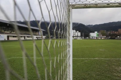 GRAMADO, RS, BRASIL. 30-06-2025. Sensação da Divisão de Acesso, Gramadense do técnico Carlos Moraes busca o acesso inédito e conta com a experiência do goleiro André Lucas e a juventude de MaurícioIndexador: Bruno Todeschini<!-- NICAID(16071589) -->