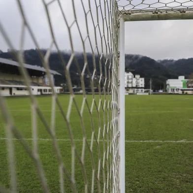 GRAMADO, RS, BRASIL. 30-06-2025. Sensação da Divisão de Acesso, Gramadense do técnico Carlos Moraes busca o acesso inédito e conta com a experiência do goleiro André Lucas e a juventude de MaurícioIndexador: Bruno Todeschini<!-- NICAID(16071589) -->