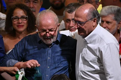 Elected president and vice president for the leftist Workers Party (PT) Luiz Inacio Lula da Silva (K) and Geraldo Alckmin celebrate after winning the presidential run-off election, in Sao Paulo, Brazil, on October 30, 2022. - Brazil's veteran leftist Luiz Inacio Lula da Silva was elected president Sunday by a hair's breadth, beating his far-right rival in a down-to-the-wire poll that split the country in two, election officials said. (Photo by NELSON ALMEIDA / AFP)Editoria: POLLocal: Sao PauloIndexador: NELSON ALMEIDASecao: electionFonte: AFPFotógrafo: STF<!-- NICAID(15250721) -->