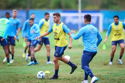 RS - FUTEBOL/ TREINO GREMIO 2025 - ESPORTES - Jogadores do Gremio realizam treino tÃ©cnico durante a manha desta quarta-feira, no CT Luiz Carvalho, na preparaÃ§Ã£o para a partida valida pelo Copa Sul Americana 2025. FOTO: LUCAS UEBEL/GREMIO FBPA<!-- NICAID(16047574) -->