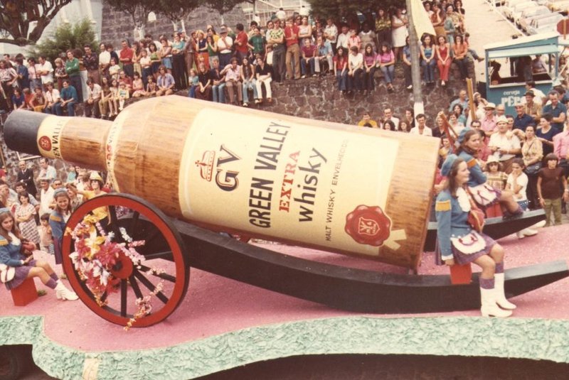 Muraro Bebidas, de Flores da Cunha, foi fundada em 1953 e está completando 70 anos. Na foto: desfile da Fenavindima 1973, destacando o whisky Green Valley.<!-- NICAID(15502537) -->