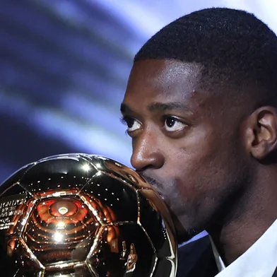 Paris Saint-Germain's French forward Ousmane Dembele kisses the Ballon d'Or award during the 2025 Ballon d'Or France Football award ceremony at the Theatre du Chatelet in Paris on September 22, 2025. (Photo by Franck FIFE / AFP)Editoria: HUMLocal: ParisIndexador: FRANCK FIFESecao: soccerFonte: AFPFotógrafo: STF<!-- NICAID(16130611) -->
