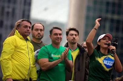 Jair Bolsonaro, Carlos Bolsonaro, Renan Bolsonaro e Michelle Bolsonaro juntos.<!-- NICAID(16314522) -->