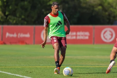 Fernando voltou a treinar com bola no Inter