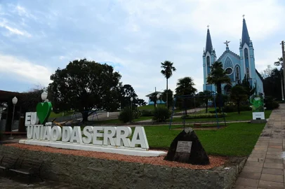 UNIÃO DA SERRA, RS, BRASIL, 30/06/2023.  Censo do IBGE aponta que André da Rocha e União da Serra são as duas cidades com as menores populações do Estado. Vistas da Igreja Matriz Santo Antônio e da praça Antônio Fonini em Vila Oeste, sede do município. (Porthus Junior/Agência RBS)<!-- NICAID(15471325) -->