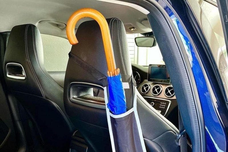 Porta guarda-chuva para carros criado pelo miniempresa Umbag. <!-- NICAID(15240167) -->