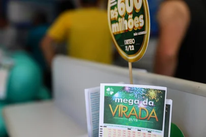 CAXIAS DO SUL, RS, BRASIL, 30/12/2024. A reportagem visitou lotéricas de Caxias do Sul para conferir o movimento de apostas na Mega da Virada. (Bruno Todeschini/Agência RBS)Indexador: Bruno Todeschini<!-- NICAID(15944501) -->