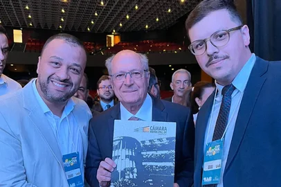 Vereadores Lucas Caregnato (PT) e Calebe Garbin (PP) encontram vice-presidente Geraldo Alckmin (PSB) e entregam convite para 1º Congresso sobre Financiamento de Projetos para Agentes Públicos<!-- NICAID(16022527) -->
