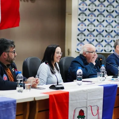 O PDT gaúcho fortalece sua pré-candidatura própria ao Governo do Estado para as eleições de 2026. Na última quinta-feira (29/5), o partido realizou um importante encontro de lideranças na Câmara de Vereadores de Osório, reunindo trabalhistas da região do Litoral Norte. O evento, que integra a série de "Encontros Regionais de Coordenadorias", teve como destaque a presença da pré-candidata a governadora Juliana Brizola e do prefeito de Osório e presidente do PDT no estado, Romildo Bolzan.